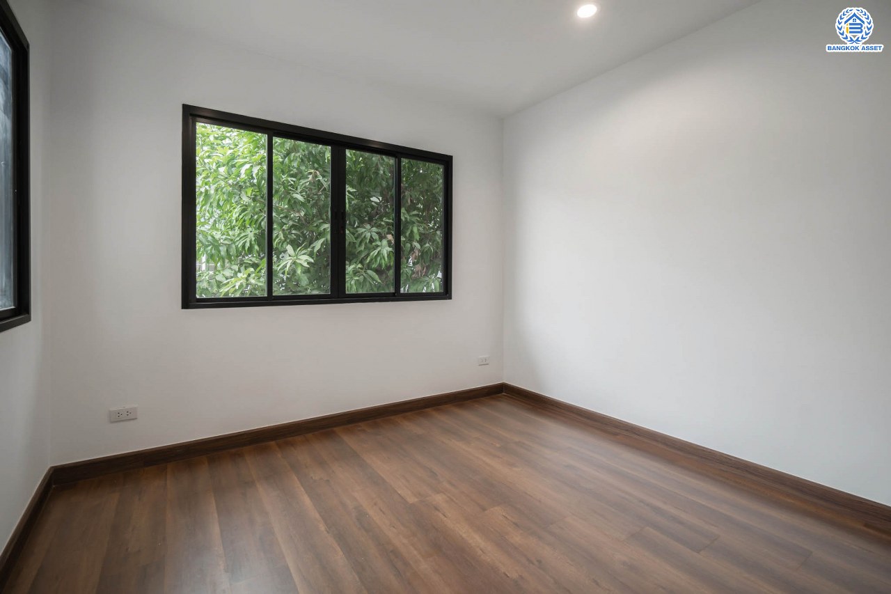 บ้านมือสองตกแต่งใหม่ แบรนด์ LH โครงการ ชัยพฤกษ์ บางบัวทอง หลังใหญ่ วิวสวนสาธารณะ เนื้อที่ 55.5 ตร.ว. ฟังก์ชัน 3 ห้องนอน 3 ห้องน้ำ 1 ห้องแม่บ้าน จอดรถได้ 1 คัน พร้อม Facilities ครบครัน บนทำเลเดินทางสะดวก ติดถนนบางกรวย-ไทรน้อย ใกล้เซ็นทรัลเวสต์เกต และรถไฟฟ้าสายสีม่วง "สถานีบางพลู"